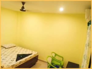 Un pat sau paturi într-o cameră la HOTEL"OM-SAI-PAYING"Near Kashi Vishwanath Temple - Provided Budget Rooms With Wi-fi Facility - Best Guest House In Varanasi
