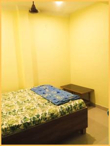 Un pat sau paturi într-o cameră la HOTEL"OM-SAI-PAYING"Near Kashi Vishwanath Temple - Provided Budget Rooms With Wi-fi Facility - Best Guest House In Varanasi