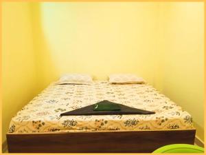 Un pat sau paturi într-o cameră la HOTEL"OM-SAI-PAYING"Near Kashi Vishwanath Temple - Provided Budget Rooms With Wi-fi Facility - Best Guest House In Varanasi