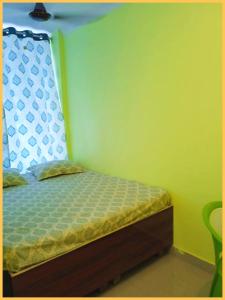 Un pat sau paturi într-o cameră la HOTEL"OM-SAI-PAYING"Near Kashi Vishwanath Temple - Provided Budget Rooms With Wi-fi Facility - Best Guest House In Varanasi
