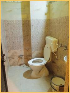 O baie la HOTEL"OM-SAI-PAYING"Near Kashi Vishwanath Temple - Provided Budget Rooms With Wi-fi Facility - Best Guest House In Varanasi