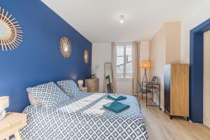 a blue bedroom with a bed and a blue wall at Chill & Work - Welc'Home in Limoges