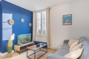 a living room with a couch and a tv at Chill & Work - Welc'Home in Limoges