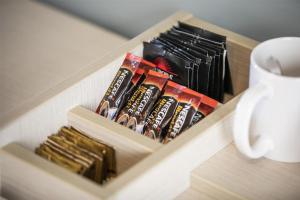 Příslušenství pro přípravu čaje a kávy v ubytování Nightcap at Excelsior Hotel