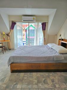 Ένα ή περισσότερα κρεβάτια σε δωμάτιο στο You And Me Guesthouse