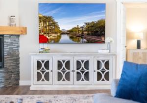 a living room with a tv on a wall at Travelers Paradise, 3BR House Near Route 66 and Grand Canyon in Williams
