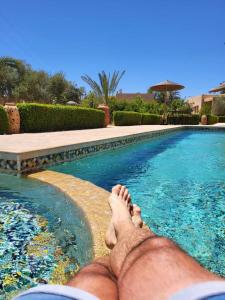 Bazén v ubytování Riad Dar Chenguiti nebo v jeho okolí