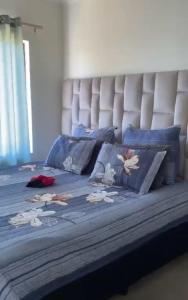 Ένα ή περισσότερα κρεβάτια σε δωμάτιο στο Luxury Apartment At Erand Gardens Midrand