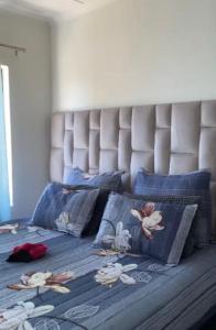 Ένα ή περισσότερα κρεβάτια σε δωμάτιο στο Luxury Apartment At Erand Gardens Midrand