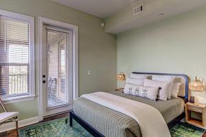 a bedroom with a bed and two windows at Waterfront Condo for 4 with Resort Pool & Lake View in Horseshoe Bay