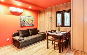 Χώρος καθιστικού στο 1 Bedroom Lovely Home In Lazy