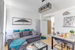 una sala de estar con un sofá y una mesa en Jungle d'orient - Proche centre ville Montluçon, en Montluçon