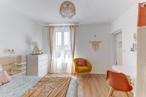 Łóżko lub łóżka w pokoju w obiekcie Rétro bohème - Proche du Centre de Montluçon