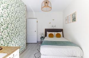 sypialnia z łóżkiem w białym pokoju w obiekcie Forêt Urbaine - Jolie T3 avec terrasse w mieście Montluçon +7 zdjęć
