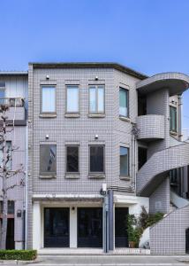 a large brick building with a staircase in front of it at お宿Ｇａｎ福田町-Luxury Stay-駐車場無料 in Takamatsu