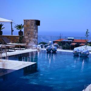 Bazén v ubytování Vila Infinity-Luxury Rooms nebo v jeho okolí