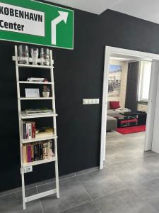 ブラチスラヴァにあるRR bus station apartmentのリビングルーム(本棚付)