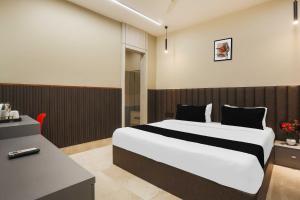 um quarto de hotel com uma cama e uma escrivaninha em Townhouse Hisar em Hisār