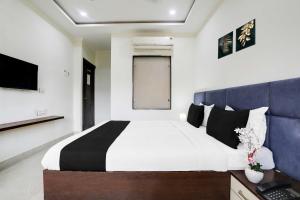En eller flere senge i et værelse på Hotel O Bhopal DB City Mall
