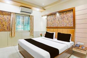 a bedroom with a large bed in a room at Collection O Taragarh Fort in Ajmer