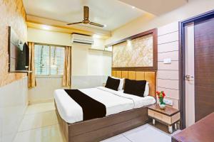a bedroom with a bed and a bath room at Collection O Taragarh Fort in Ajmer