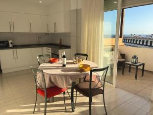 Η κουζίνα ή μικρή κουζίνα στο Golf del Sur Ocean Blue Apartment