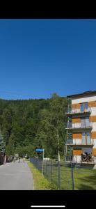 维斯瓦Mountain&River Park Wisła的山坡旁道路边的建筑物