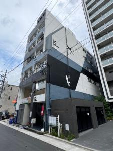 ein Gebäude am Straßenrand in der Unterkunft K square 400 in Nagoya