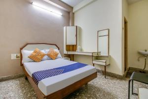 Hotel O New Aiswarya房間的床