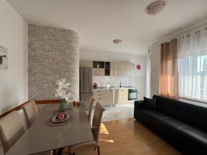un salon avec une table et un canapé dans l'établissement Apartments Dalmatino, à Kaštela