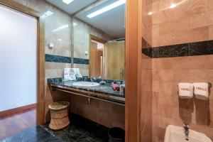 A bathroom at Hotel Kerala Még 25 kép