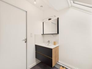 a bathroom with a sink and a mirror at Maison familiale pour 10 à Fréhel avec jardin in Frehel +24 photos