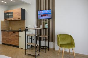 Η κουζίνα ή μικρή κουζίνα στο Oros rooms +44 φωτογραφίες