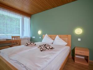 een bed met twee kussens erop in een slaapkamer bij Löwen Lodge in Seelisberg