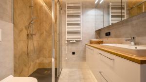 łazienka z prysznicem i umywalką w obiekcie Apartamenty Sun & Snow Ustroń Przy Rynku w Ustroniu