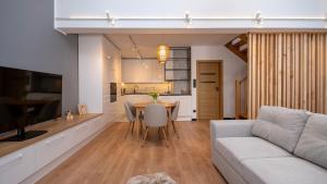 Telewizja i/lub zestaw kina domowego w obiekcie Apartamenty Sun & Snow Ustroń Przy Rynku