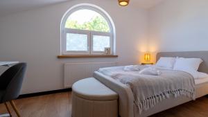 sypialnia z dużym łóżkiem i oknem w obiekcie Apartamenty Sun & Snow Ustroń Przy Rynku w Ustroniu