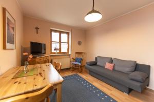 a living room with a couch and a table at Pension Ferienwohnungen Frey in Tännesberg