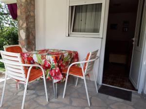 a table and chairs on the porch of a house at Apartment for 2 in the house in Sutomore