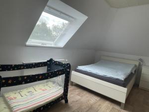two twin beds in a room with a window at Ankommen und wohlfühlen in Delbrück