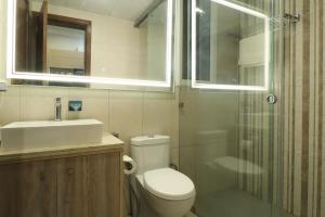 Billede fra billedgalleriet på Central Park 2BR Apt Near Gurugram Wid pool Access i Sohna