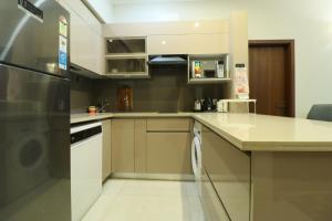 Billede fra billedgalleriet på Central Park 2BR Apt Near Gurugram Wid pool Access i Sohna + 8 billeder