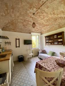 a living room with a couch and a table at Il Viaggiatore House in Calice Ligure