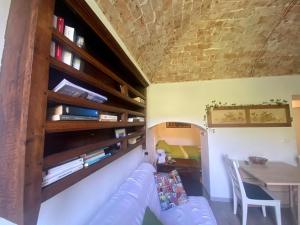 a living room with a couch and a table at Il Viaggiatore House in Calice Ligure