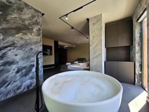 Postel nebo postele na pokoji v ubytování Tskaltubo Epic Hotel & Spa