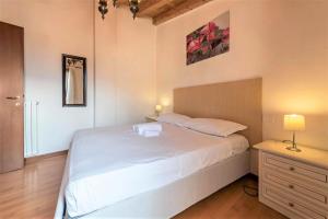 Ένα ή περισσότερα κρεβάτια σε δωμάτιο στο borgo tre con parcheggio