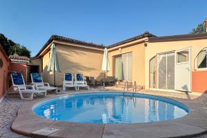 een klein zwembad met stoelen en parasols bij House with pool in Marcana in Marčana