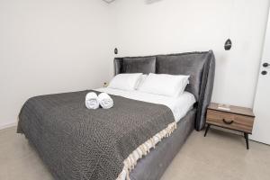 ヤブネルにあるרוי סוויטות בוטיק - 2 סוויטות עם מרפסת פרטיתのベッドルーム1室(靴2本付) +9枚の写真