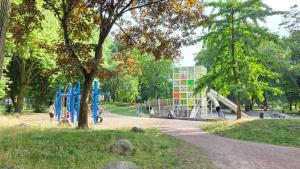 un parque con un área de juegos con tobogán en ELENA flat Mohn Duisburg Zentrum, en Duisburg