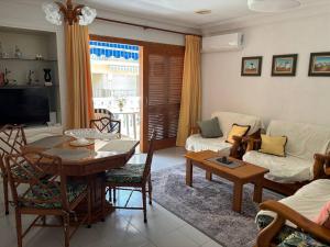 Et opholdsområde på Beachside Two-Bedroom Apartment